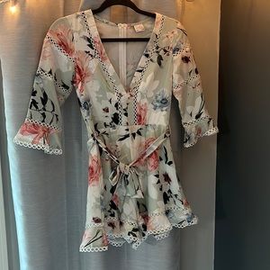 Selfie Leslie romper